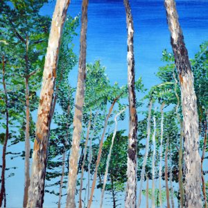 Malerei von mehreren Kiefern vor blauem Himmel