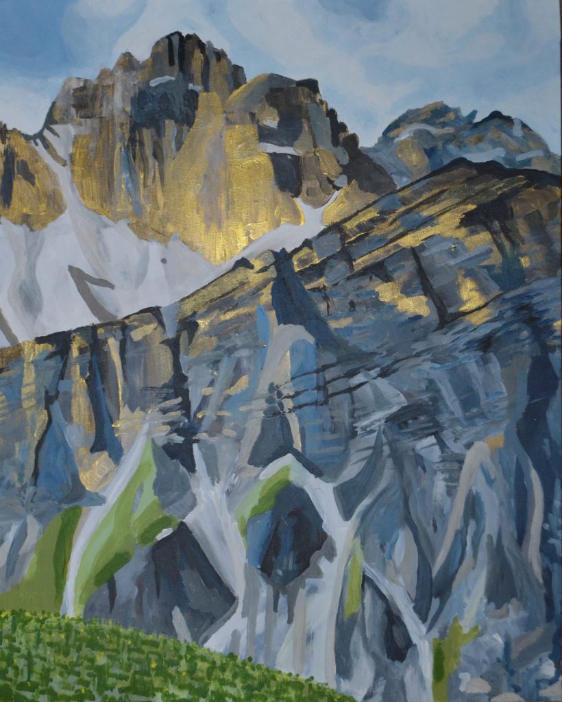 Bild eines Bergmassivs in Grau-, Blau-, Grün und Goldtönen: Eine Malerei von Ulrike Bernhard: Kalkkögel, 58 x 47 cm, Acryl auf Leinwand, 2025